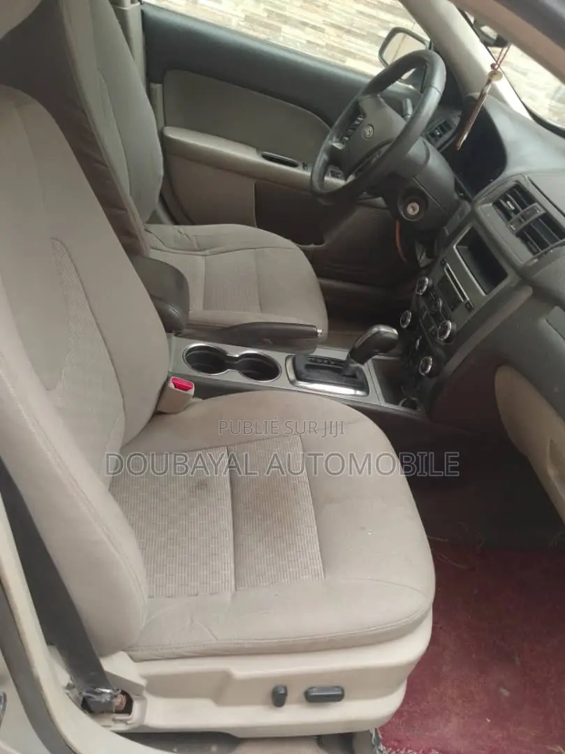 Ford Focus S Sedan FWD (2.0L 4cyl 5M) 2012 Gris