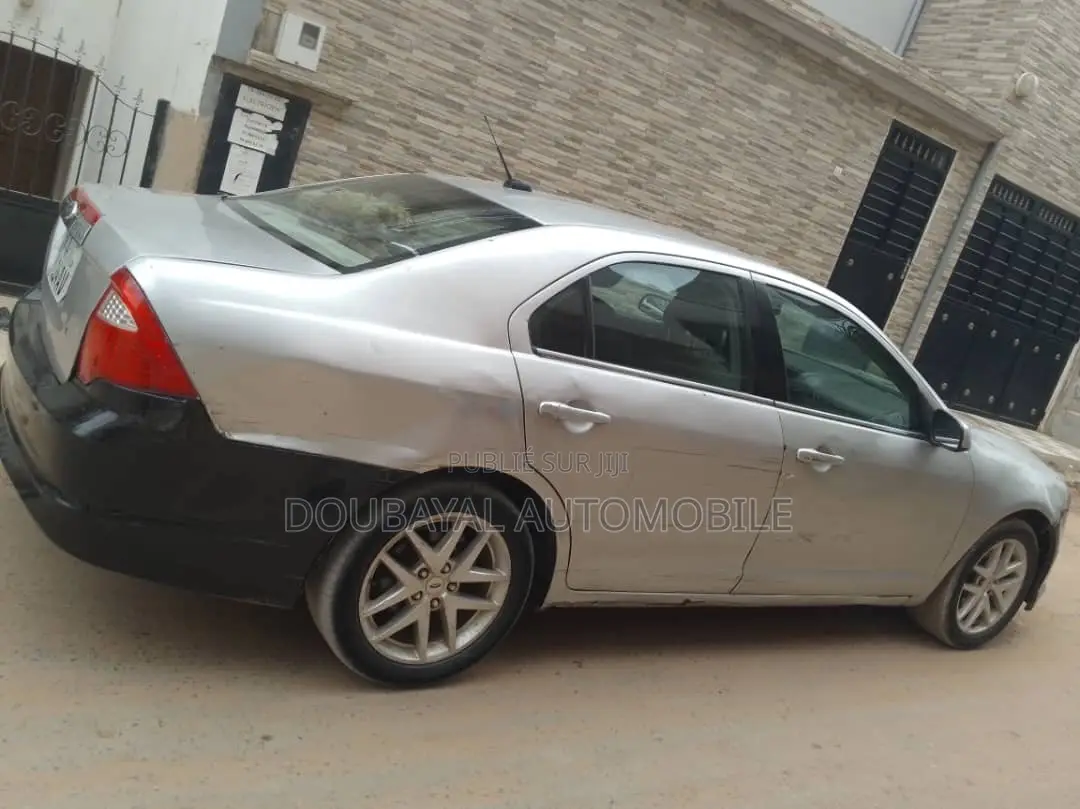 Ford Focus S Sedan FWD (2.0L 4cyl 5M) 2012 Gris