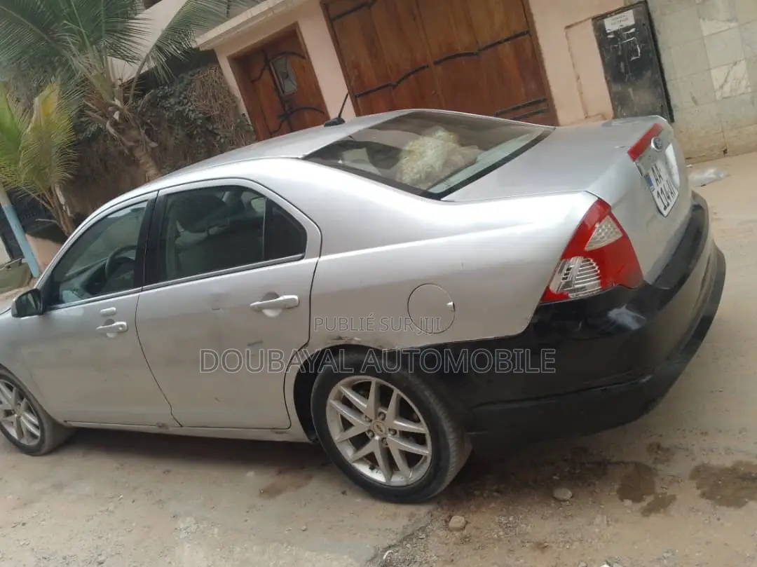 Ford Focus S Sedan FWD (2.0L 4cyl 5M) 2012 Gris