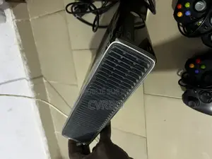 Xbox 360 Avec Deux Manettes Et 3 Jeux