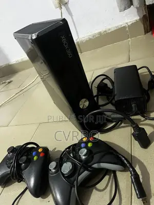 Xbox 360 Avec Deux Manettes Et 3 Jeux