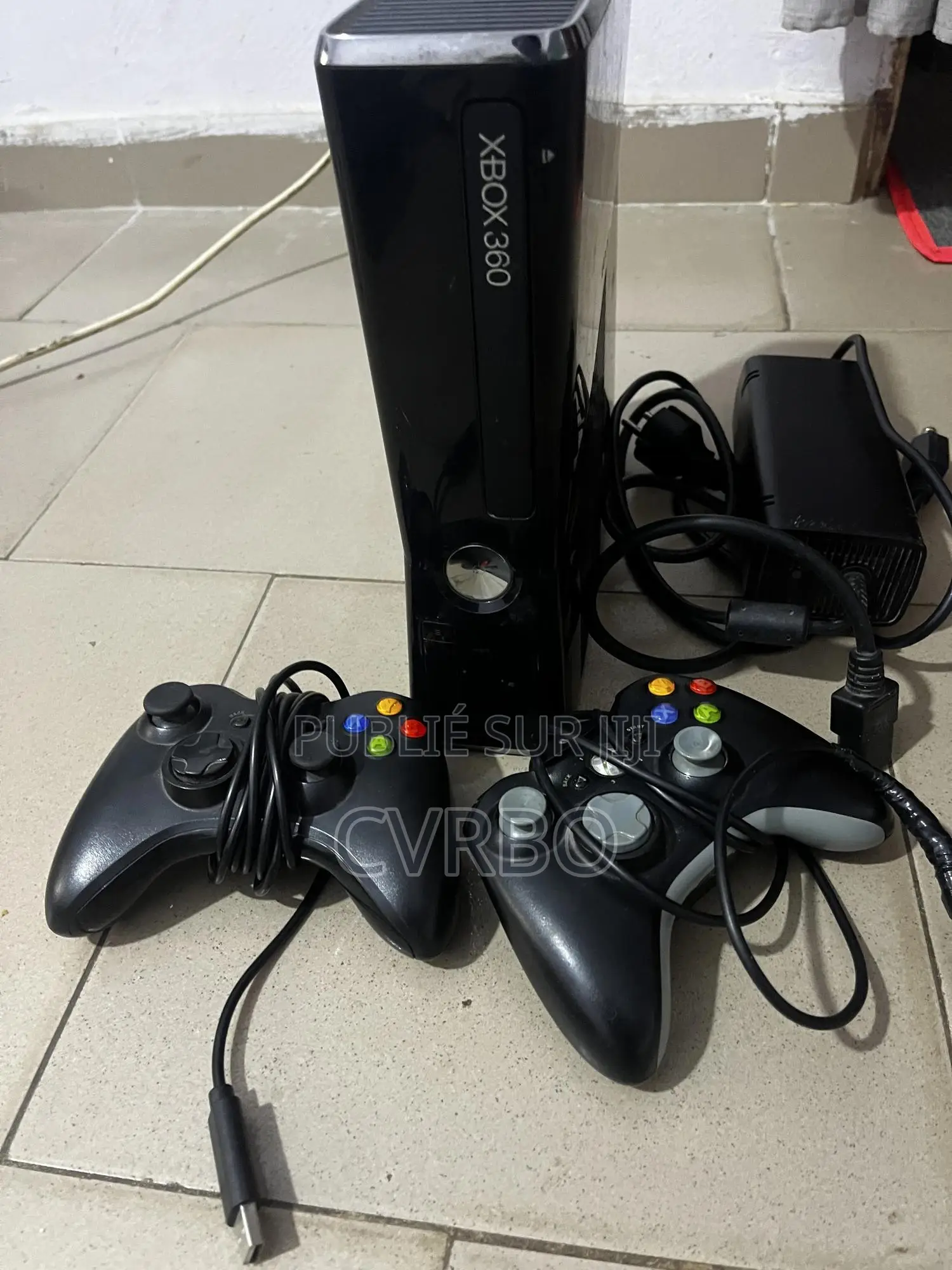 Xbox 360 Avec Deux Manettes Et 3 Jeux