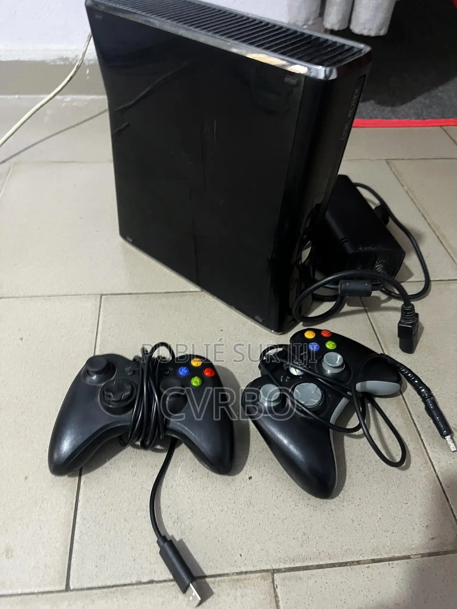 Xbox 360 Avec Deux Manettes Et 3 Jeux