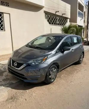 Photo - Nissan Versa 2018 Gris