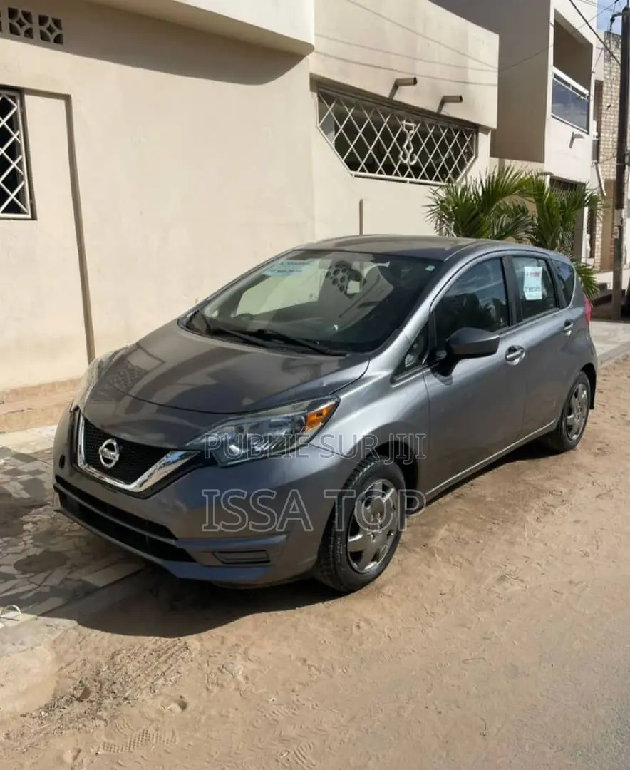 Nissan Versa 2018 Gris