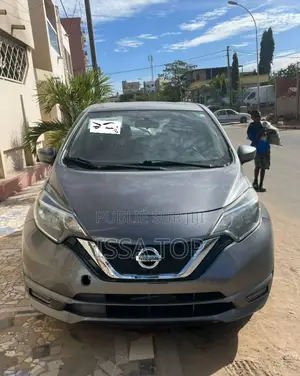 Nissan Versa 2018 Gris