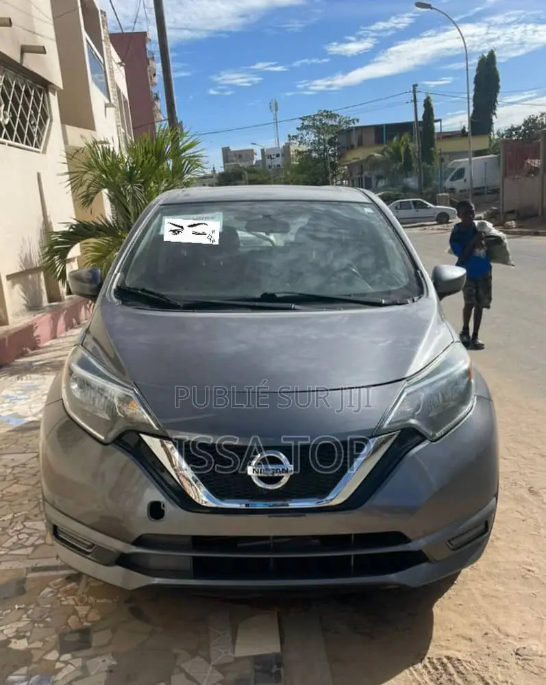 Nissan Versa 2018 Gris
