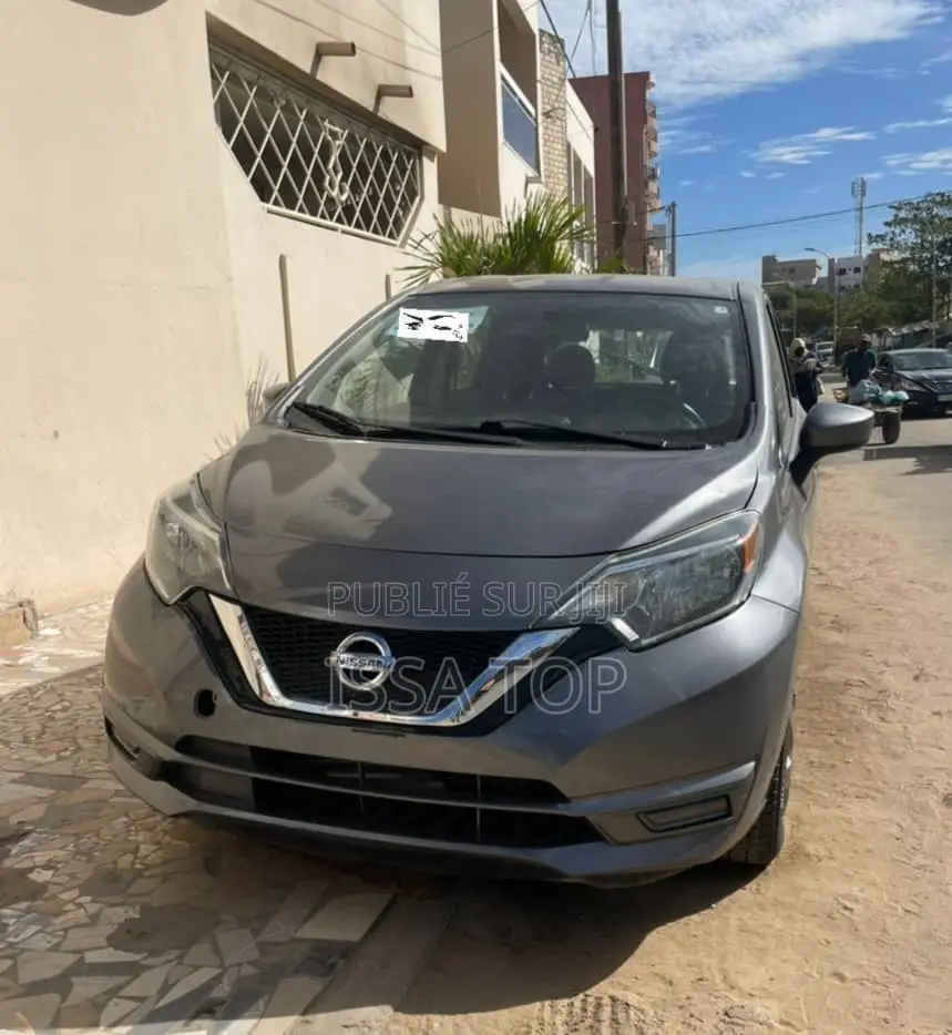 Nissan Versa 2018 Gris