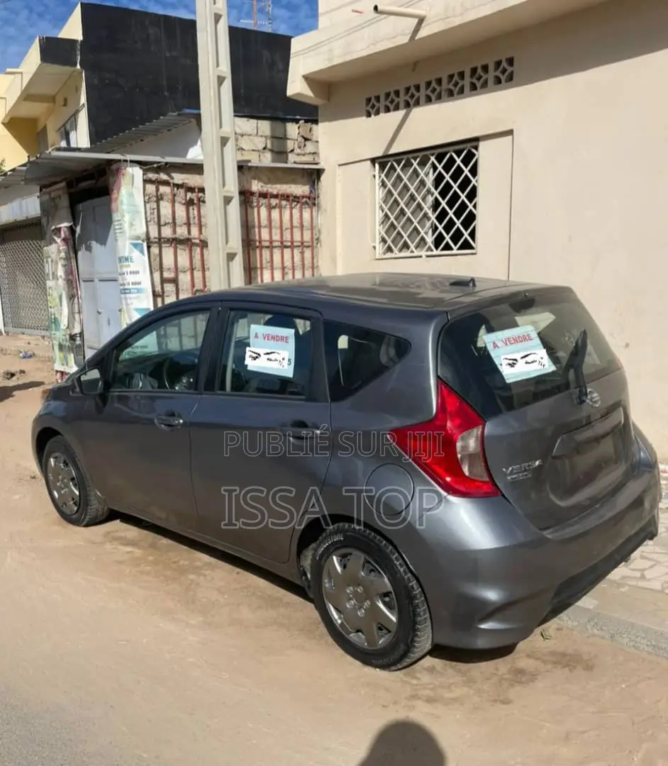 Nissan Versa 2018 Gris