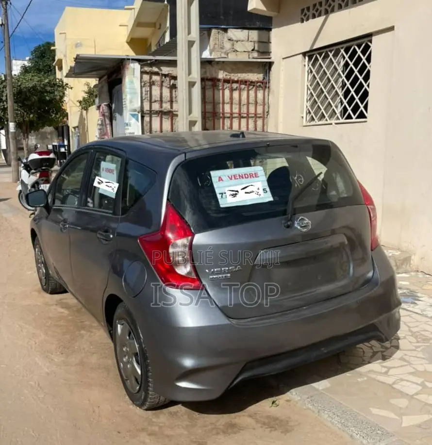 Nissan Versa 2018 Gris