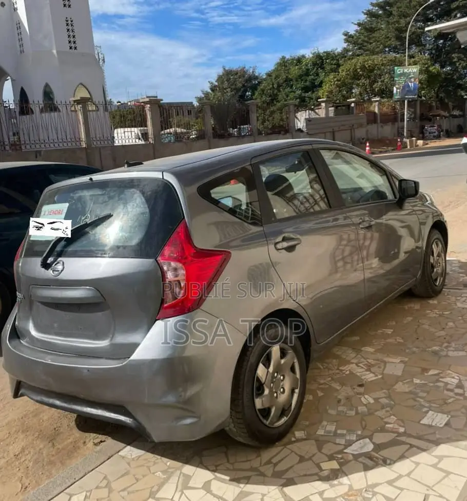 Nissan Versa 2018 Gris