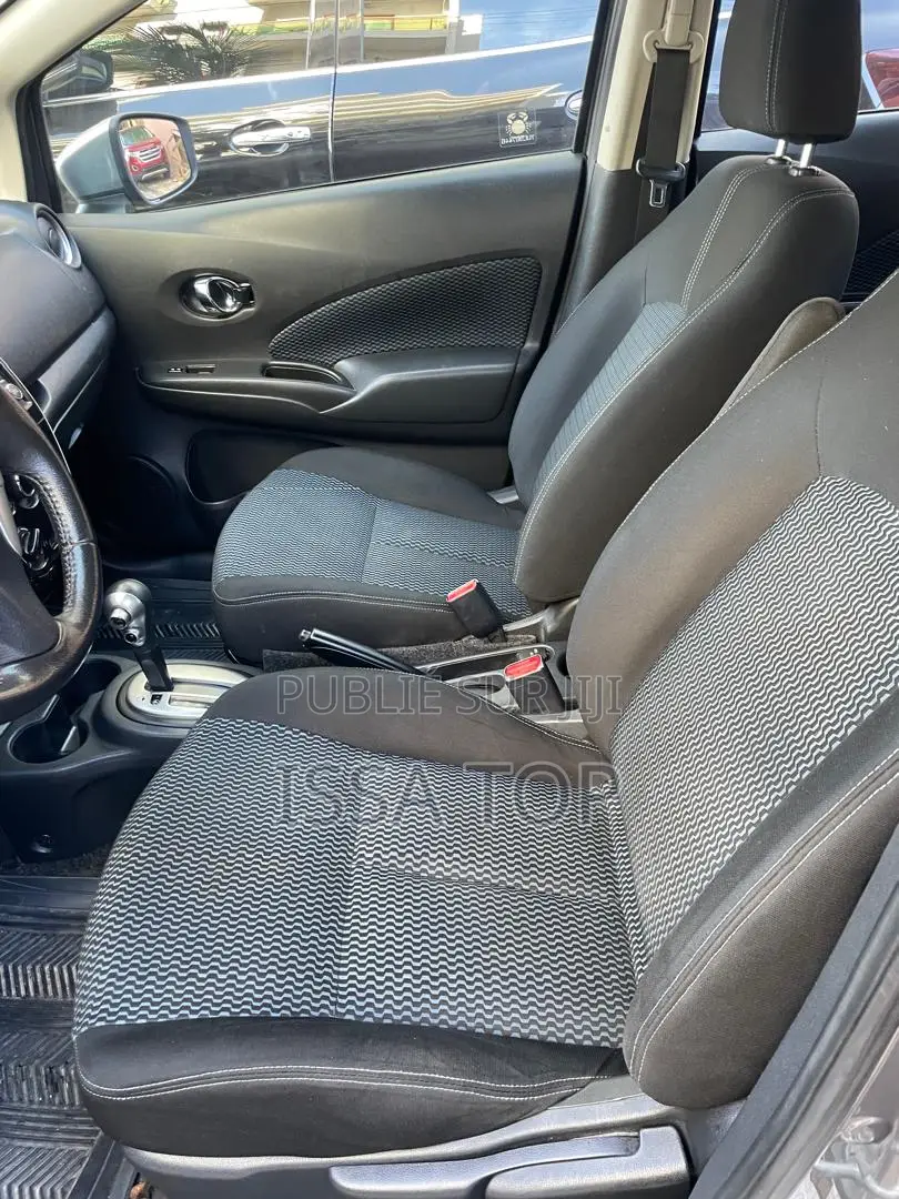 Nissan Versa 2018 Gris
