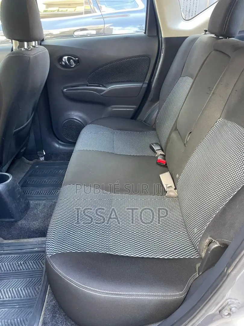 Nissan Versa 2018 Gris