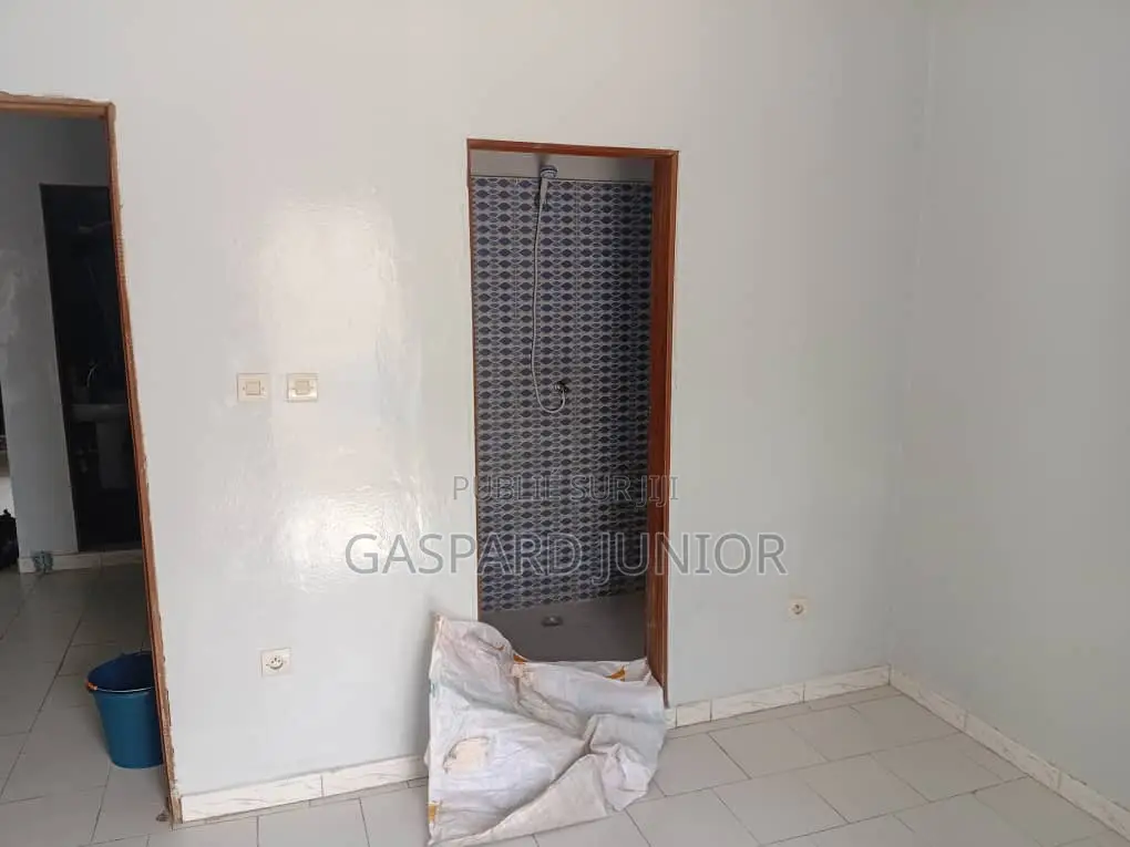 1chbre Appartement dans Grande Chmbre À, Parcelles Assainies à Louer