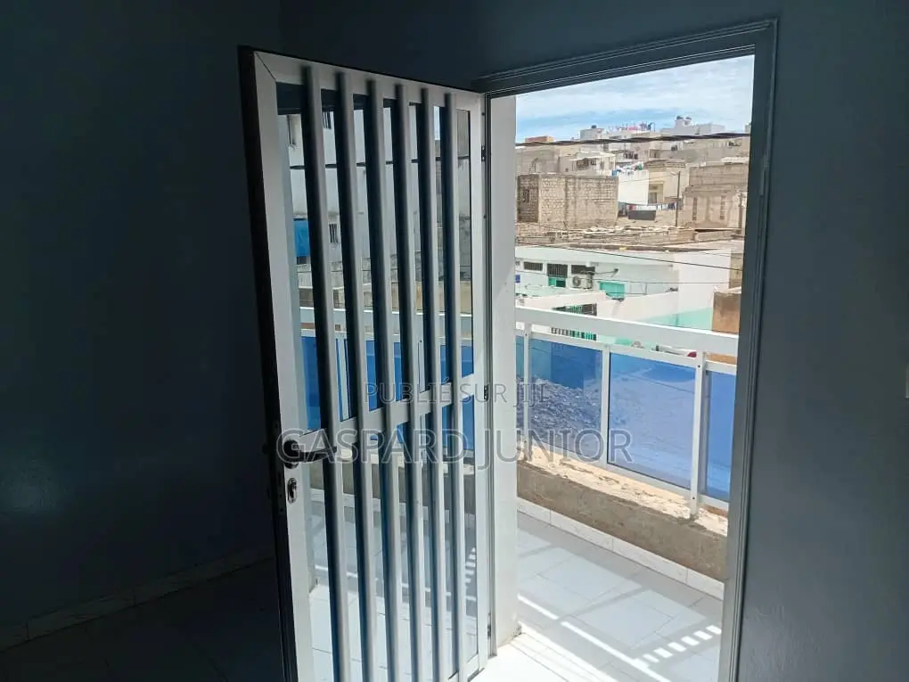 1chbre Appartement dans Grande Chmbre À, Parcelles Assainies à Louer