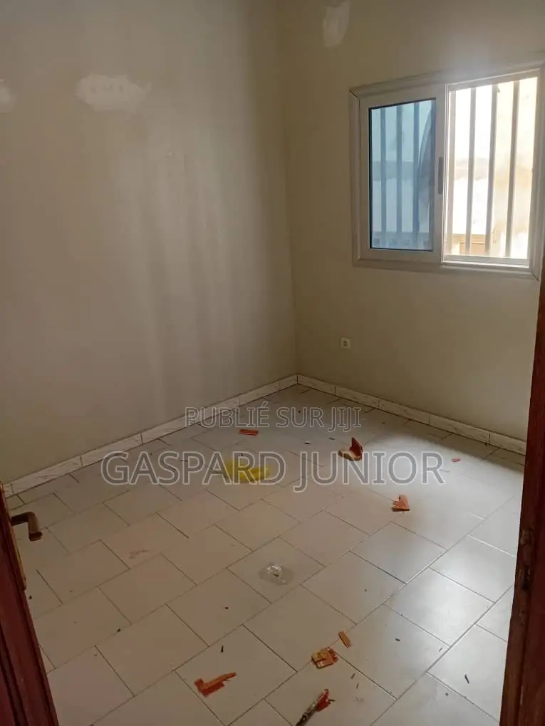 1chbre Appartement dans Grande Chmbre À, Parcelles Assainies à Louer