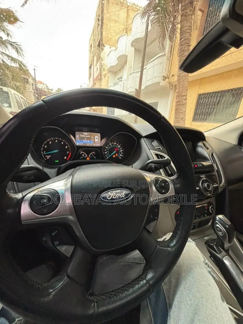 Ford Focus SEL Sedan FWD (2.0L 4cyl 6A) 2012 Blue