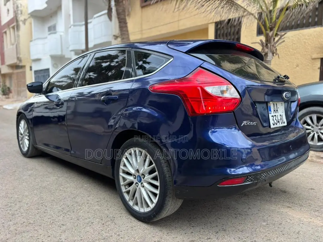 Ford Focus SEL Sedan FWD (2.0L 4cyl 6A) 2012 Blue
