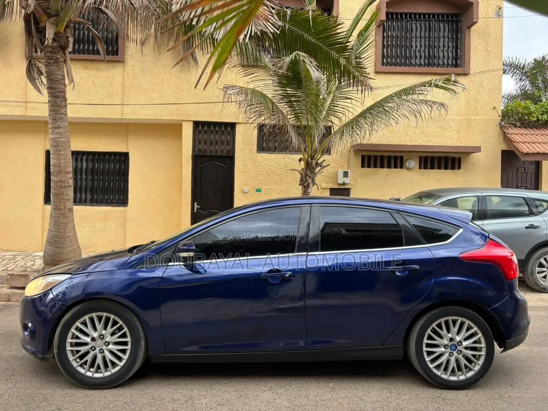 Ford Focus SEL Sedan FWD (2.0L 4cyl 6A) 2012 Blue