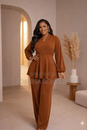 Ensemble Prêt À Porter Pour Femme Très Chic Et Très Confortable