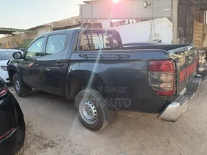 Mitsubishi L200 2023 Gris