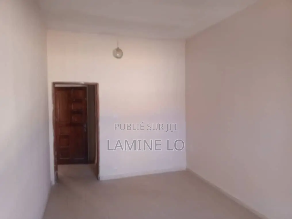 Location Maison R+2 Zac Mbao en Face Autoroute À Péage