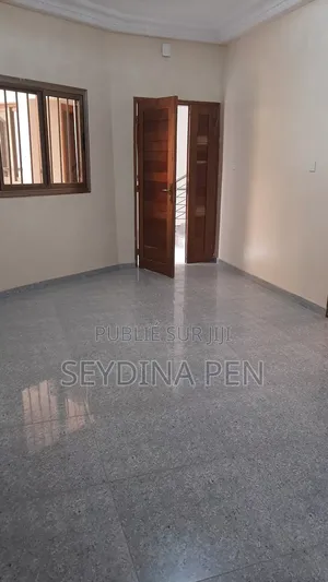 2chbre Appartement dans Hangar, Yoff à Louer