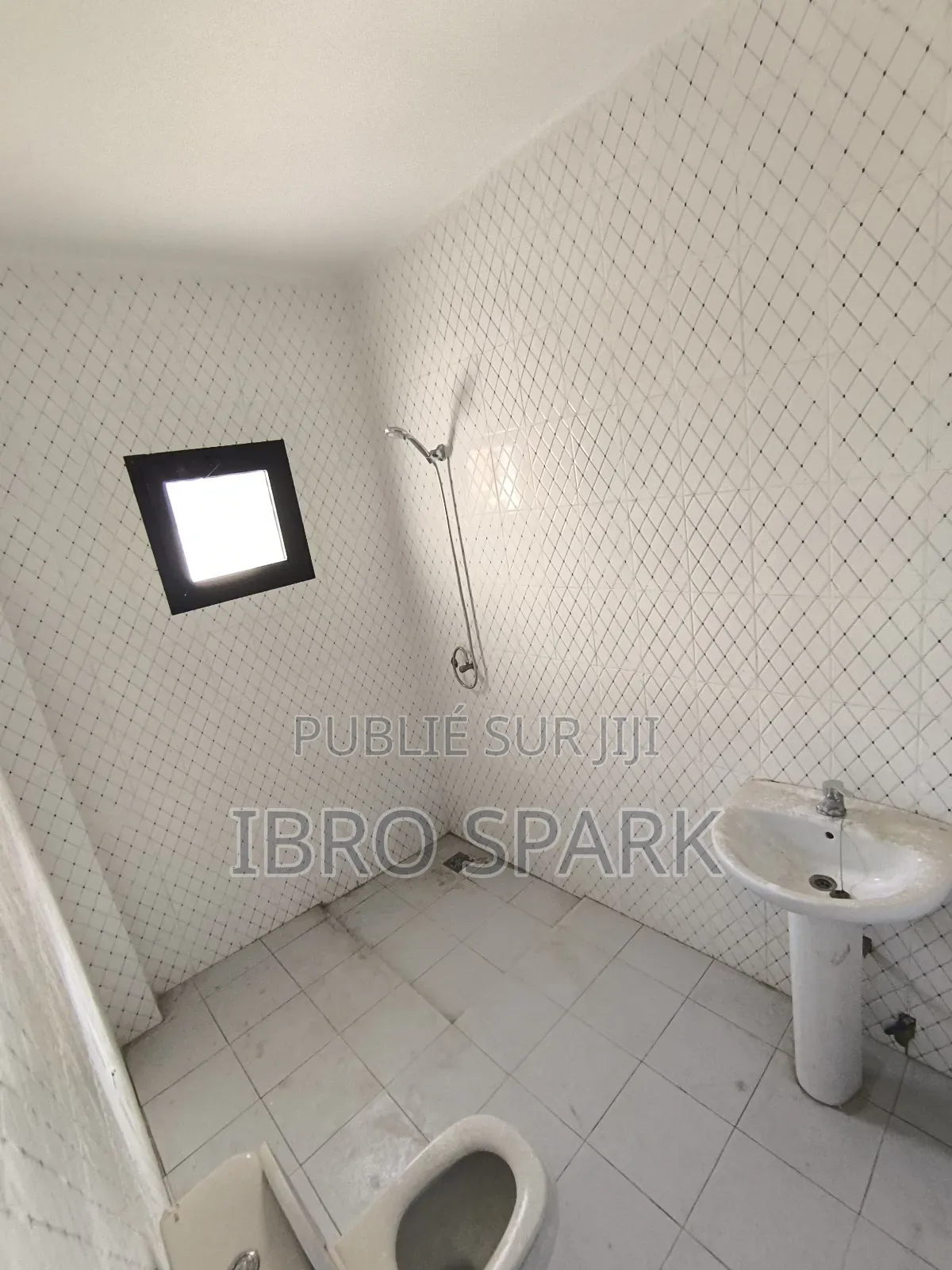 1chbre Chambre et salon dans Primo Sn, Grand Yoff à Louer