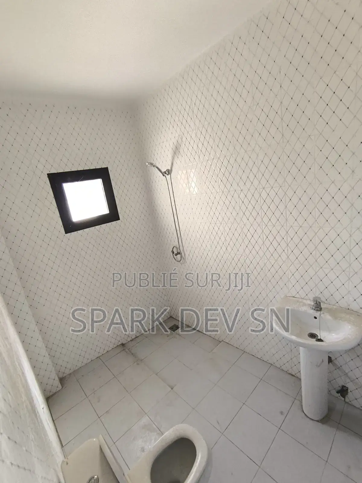 1chbre Chambre et salon dans Primo Sn, Grand Yoff à Louer