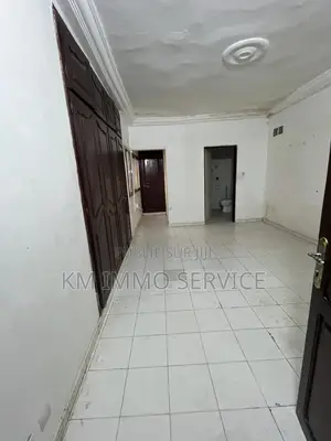 4chbre Blocs d'appartements dans Sacrée Cœur à Louer