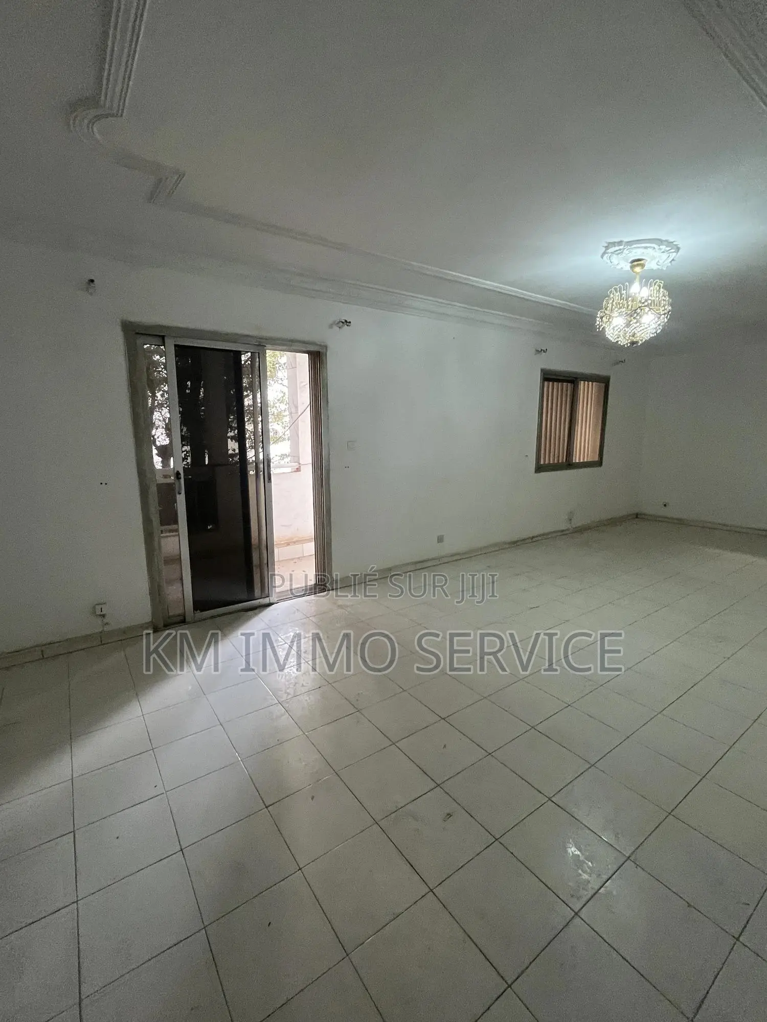 4chbre Blocs d'appartements dans Sacrée Cœur à Louer