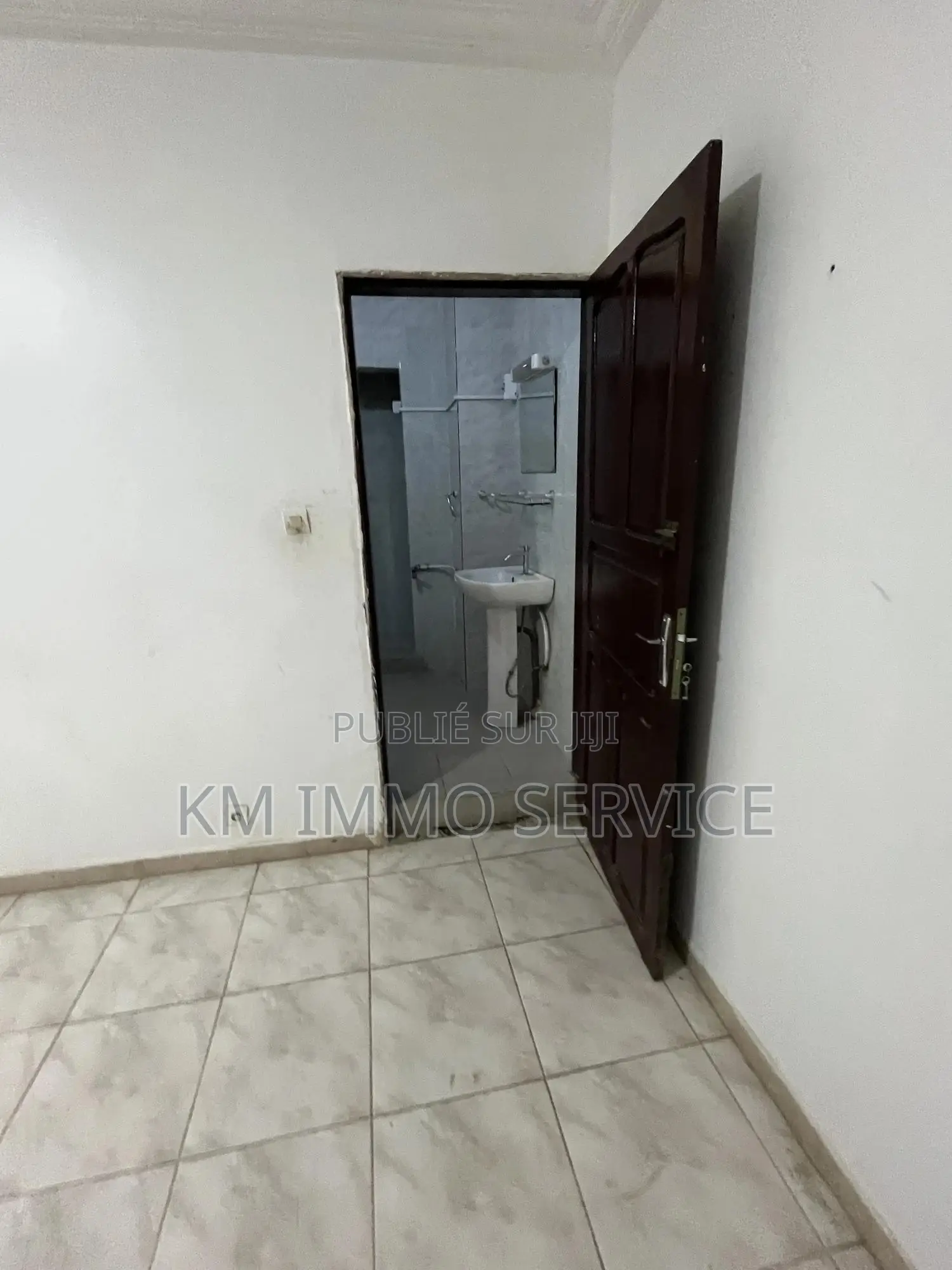 4chbre Blocs d'appartements dans Sacrée Cœur à Louer