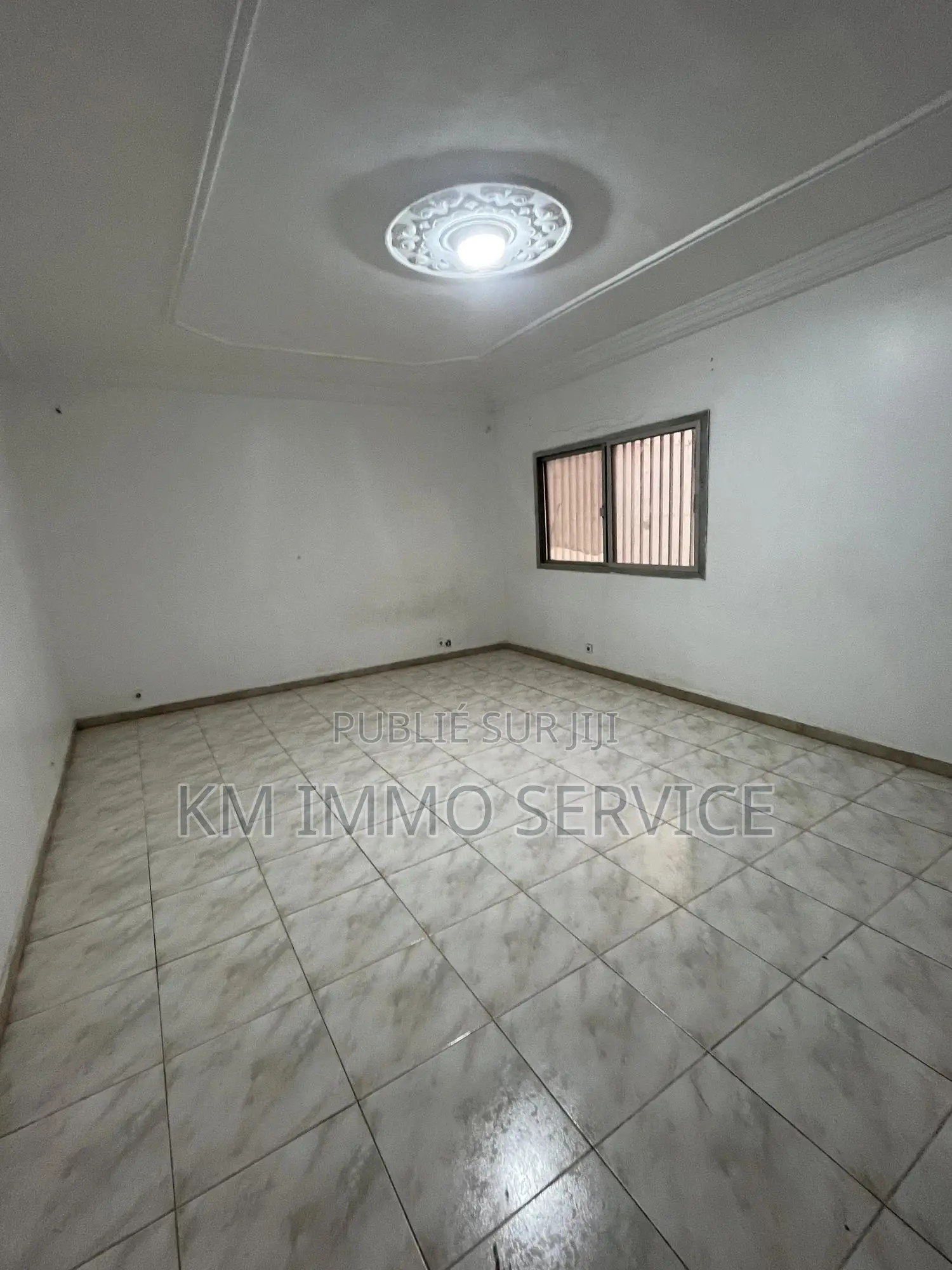 4chbre Blocs d'appartements dans Sacrée Cœur à Louer