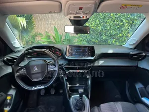 Peugeot 208 2023 Rouge