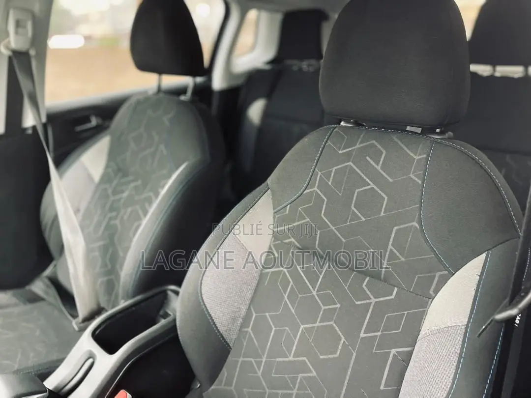 Peugeot 2008 1.6 BlueHD (100 Hp) 2019 Gris