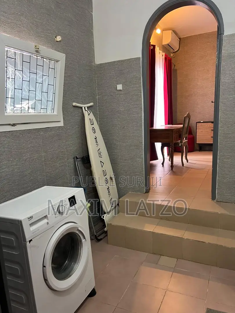 Furnished 1chbre Appartement dans Yoff à Louer