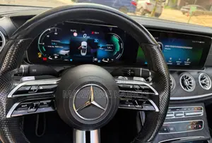 Mercedes-Benz E200 2022 Gris