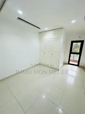 2chbre Appartement dans F3 Aux Mamelles, Ouakam à Louer