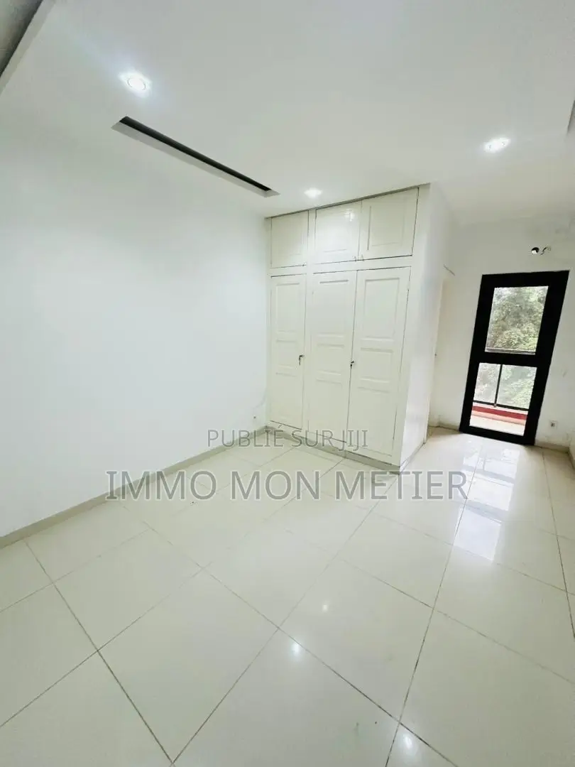 2chbre Appartement dans F3 Aux Mamelles, Ouakam à Louer