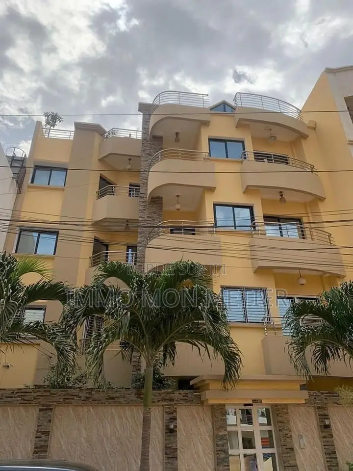 3chbre Appartement dans F4 Aux Mamelles, Ouakam à Louer