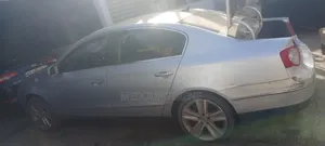 Volkswagen Passat 2.0 Sedan 2010 Gris