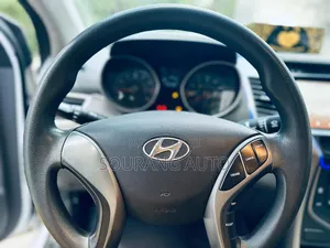 Hyundai Elantra Limited Sedan FWD (1.8L 4cyl 6A) 2016 Blanc