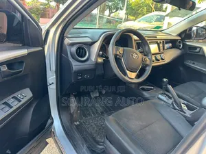 Toyota RAV4 LE FWD (2.5L 4cyl 6A) 2017 Gris