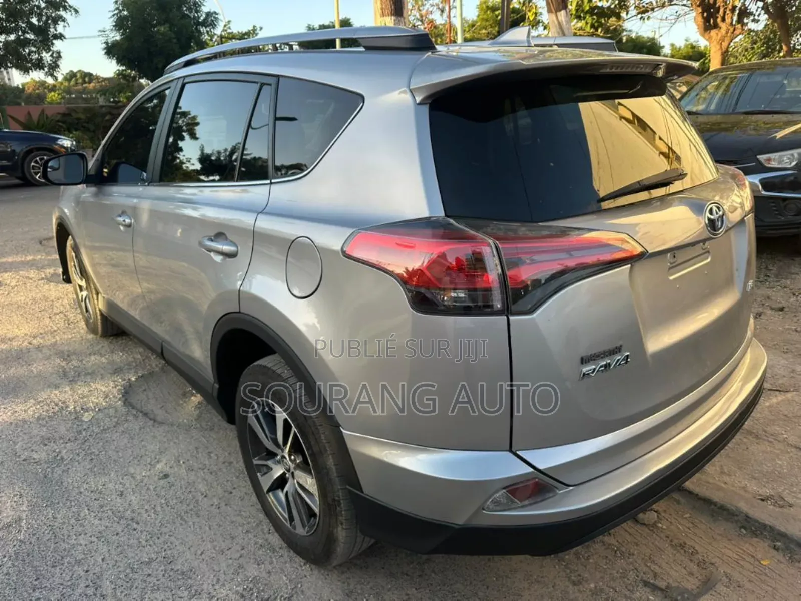 Toyota RAV4 LE FWD (2.5L 4cyl 6A) 2017 Gris