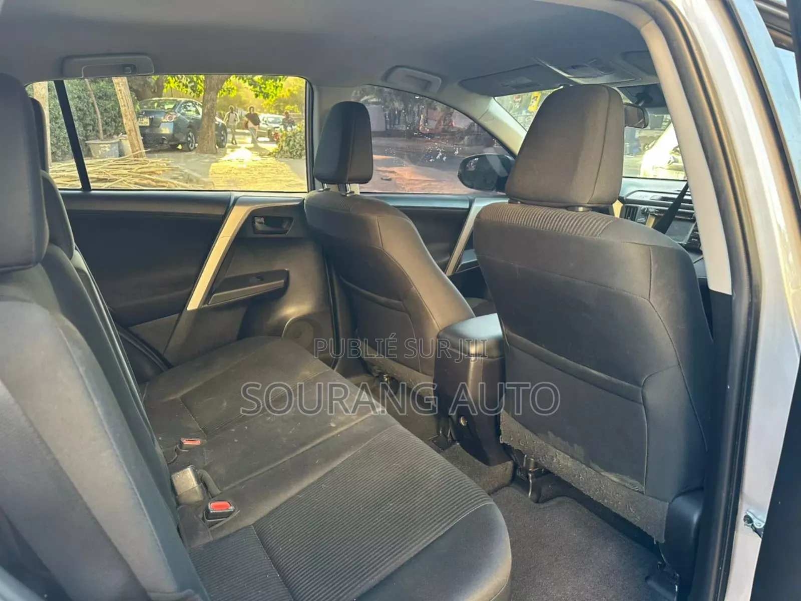 Toyota RAV4 LE FWD (2.5L 4cyl 6A) 2017 Gris