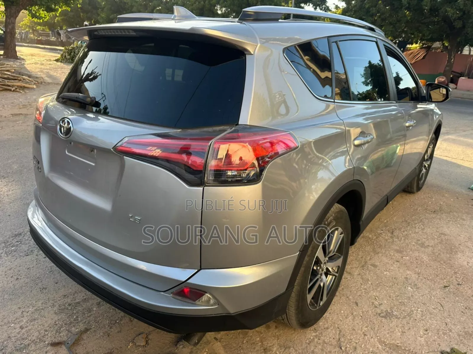 Toyota RAV4 LE FWD (2.5L 4cyl 6A) 2017 Gris