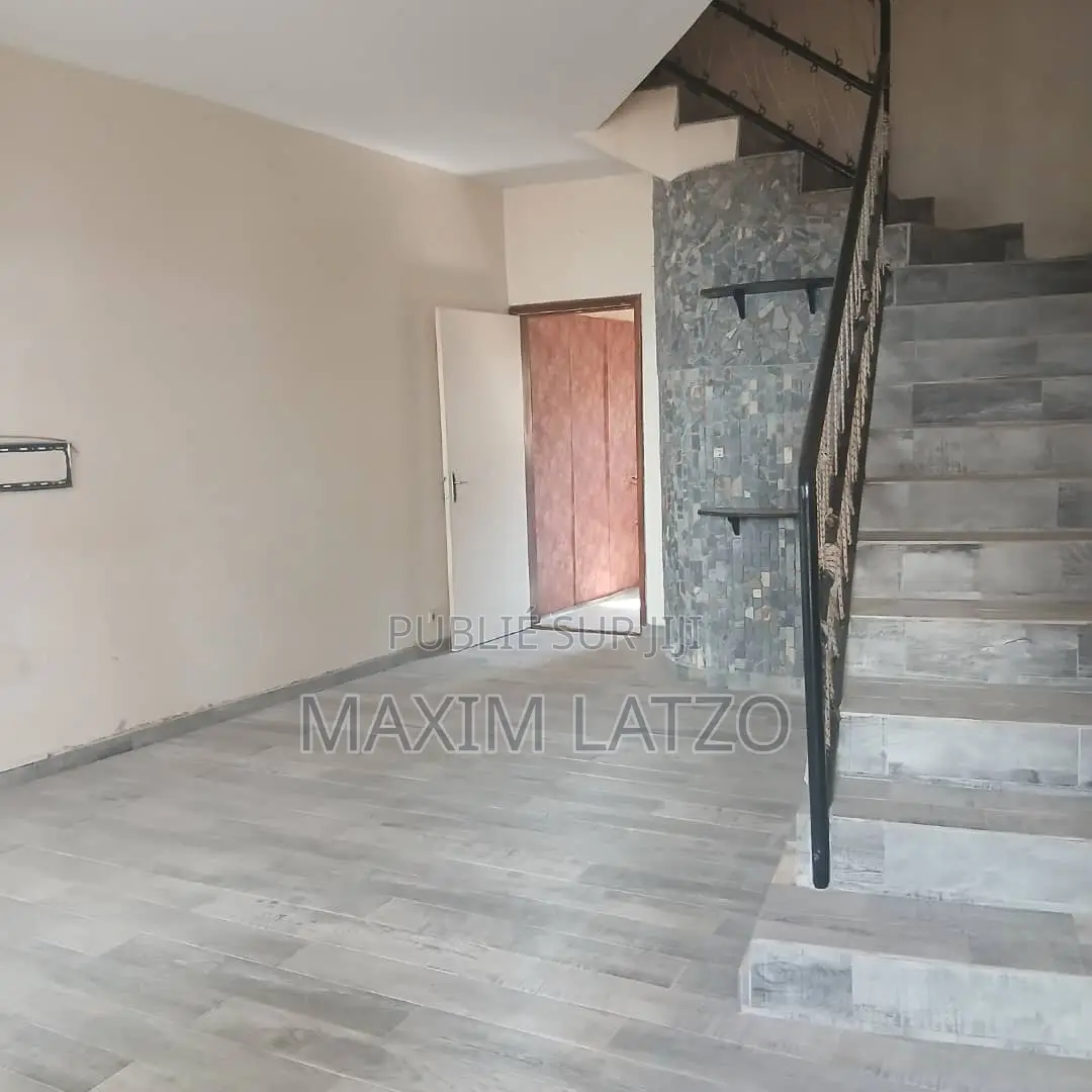 1chbre Duplex dans Almadies à Louer