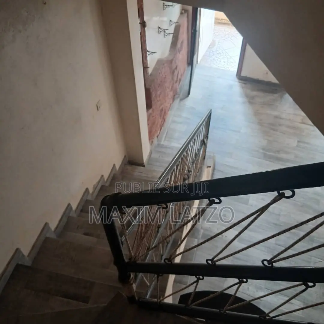 1chbre Duplex dans Almadies à Louer