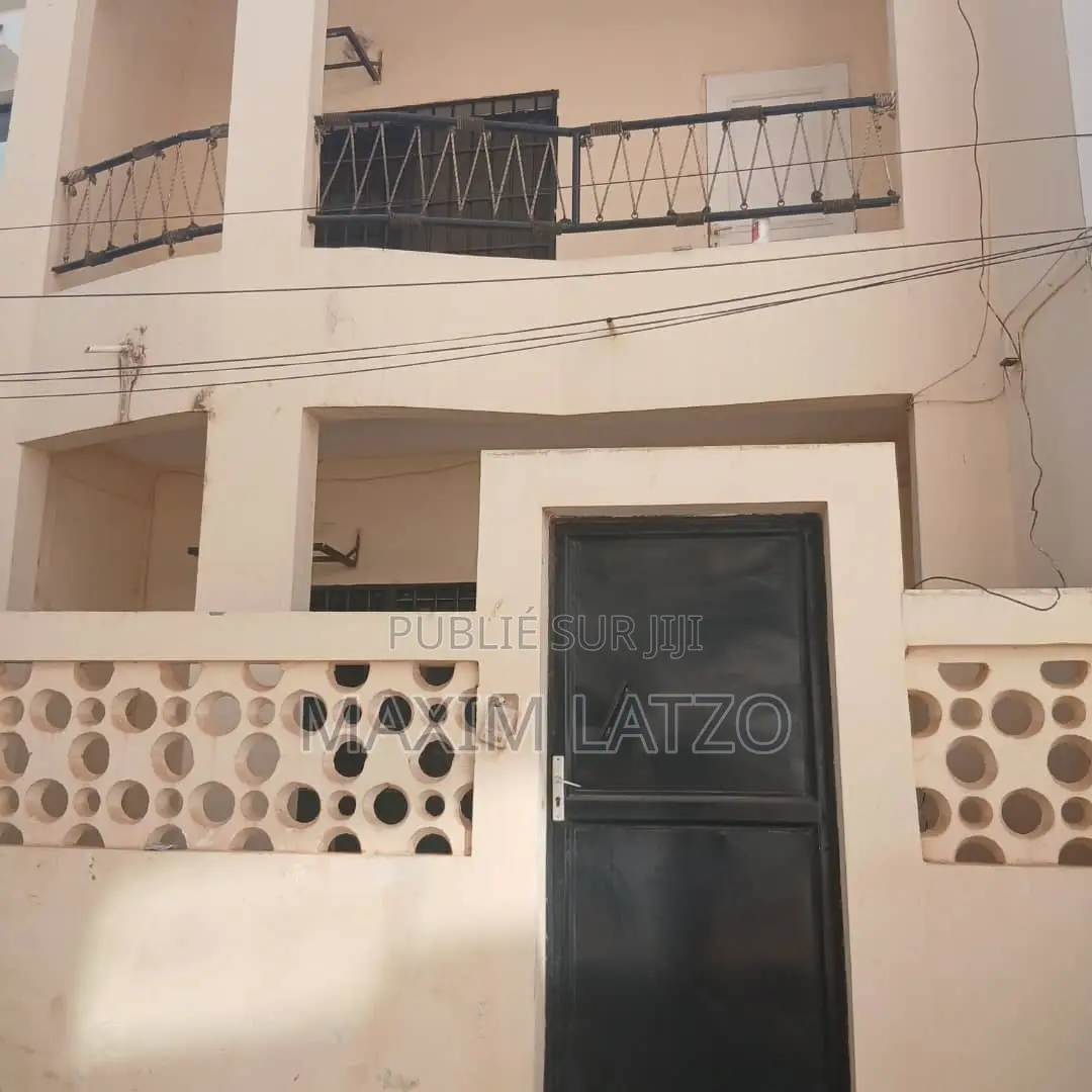 1chbre Duplex dans Almadies à Louer