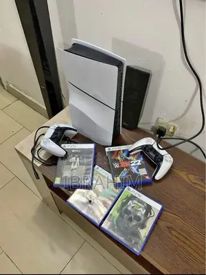 Playstation 5 Et Des Cd Disponibles